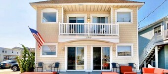 ⭐️A Stones Throw 2 Beach & AC, Fireplace+ Outdoor Lounge great 4 small Families!