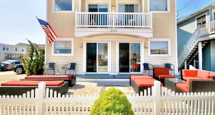 ⭐️A Stones Throw 2 Beach & AC, Fireplace+ Outdoor Lounge great 4 small Families!