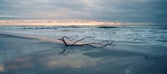 ⭐️A Stones Throw 2 Beach & AC, Fireplace+ Outdoor Lounge great 4 small Families!