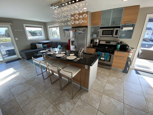 A Stones Throw 2 Beach & AC, Fireplace+ Outdoor Lounge great 4 small Families!