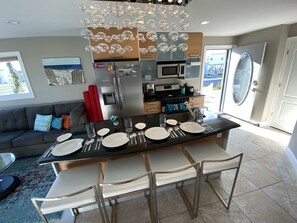 雪櫃、微波爐、焗爐、爐具