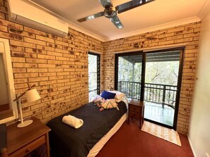 3 bedrooms, Internet, bed sheets - Avalon, 21 Mirimar Crescent-BOM (Arcadia)