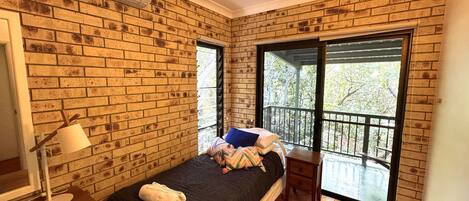 3 bedrooms, internet, bed sheets