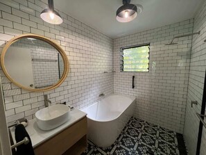 Bathtub - Avalon, 21 Mirimar Crescent-BOM (Arcadia)