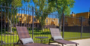 Terrace/patio - El Altos - An Irvie Home with Summer Pool (Albuquerque)