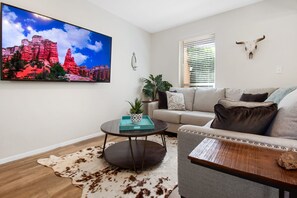 TV, fireplace, Netflix, smart speakers - El Altos - An Irvie Home with Summer Pool (Albuquerque)