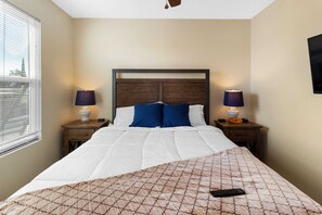 4 bedrooms, iron/ironing board, WiFi, bed sheets - El Altos - An Irvie Home with Summer Pool (Albuquerque)