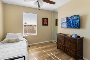 4 bedrooms, iron/ironing board, WiFi, bed sheets - El Altos - An Irvie Home with Summer Pool (Albuquerque)
