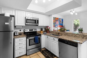 Fridge, microwave, oven, stovetop - El Altos - An Irvie Home with Summer Pool (Albuquerque)