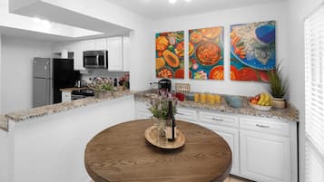 Geladeira, micro-ondas, fogão, cooktop