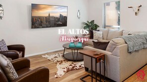 TV, fireplace, Netflix, smart speakers - El Altos - An Irvie Home with Summer Pool (Albuquerque)