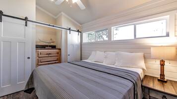Deluxe Cottage | Iron/ironing board, free WiFi, bed sheets