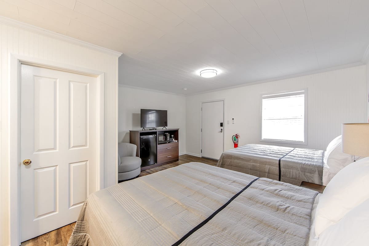 Motel Room | Iron/ironing board (on request), WiFi (free), bed sheets
