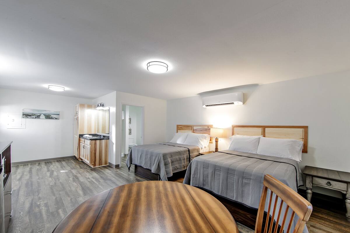 Basic Cottage | Iron/ironing board (on request), WiFi (free), bed sheets