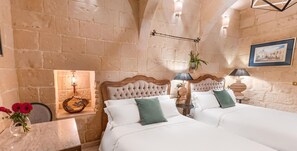 Deluxe Suite | Egyptian cotton sheets, premium bedding, down comforters - Lulu Boutique Hotel (Zebbug)