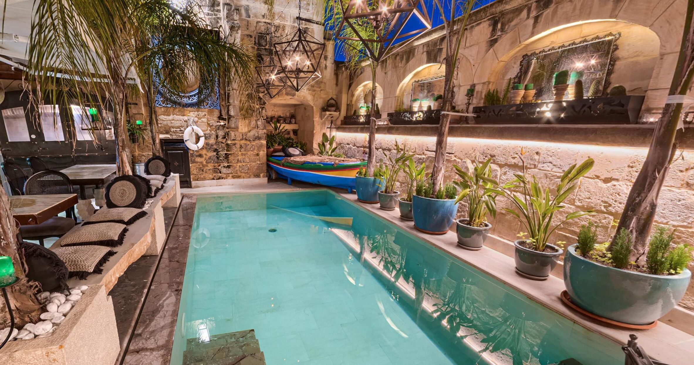 Una piscina al aire libre, sillones reclinables de piscina