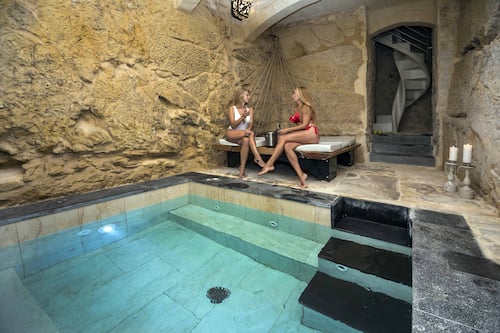 Deluxe Suite | Jetted tub