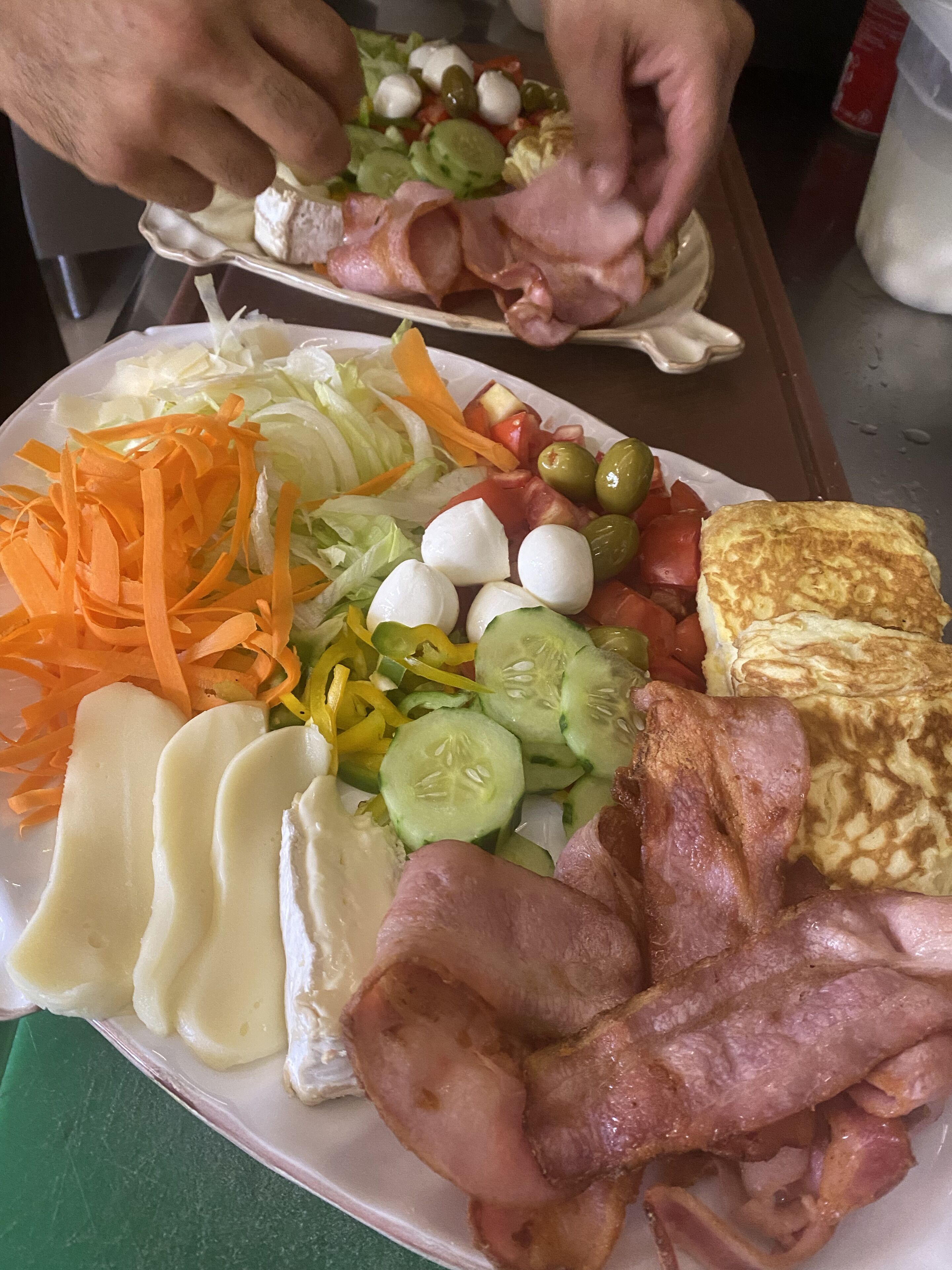 Plat de diversos aliments com ara verdures, ous i carn.