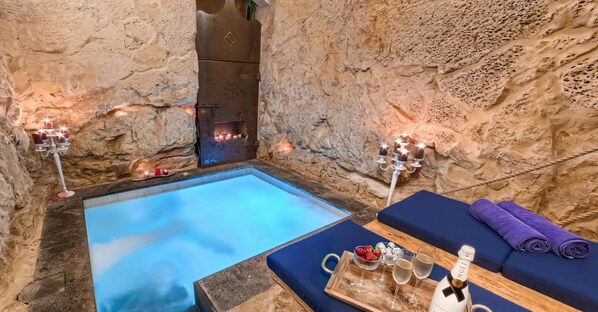 Deluxe Suite | Egyptian cotton sheets, premium bedding, down comforters - Lulu Boutique Hotel (Zebbug)