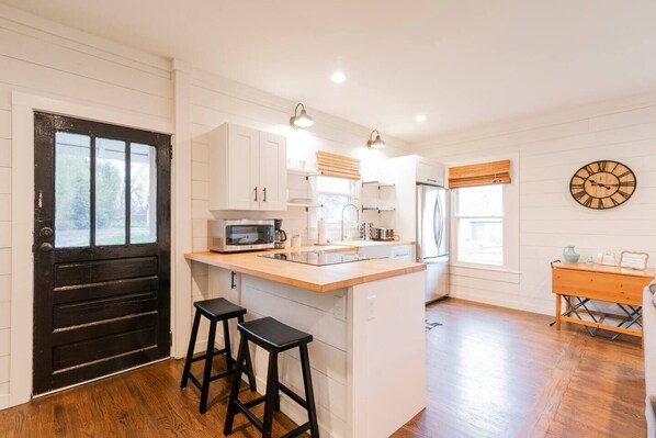 Fridge, microwave, oven, stovetop - Belmont Bungalow - close to downtown (Belmont)