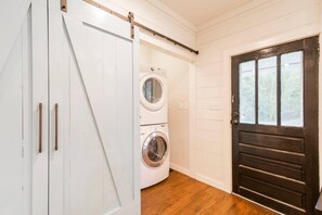 Interior - Belmont Bungalow - close to downtown (Belmont)