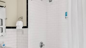 Ensemble douche/baignoire, serviettes fournies, savon, shampoing