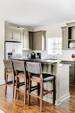 Fridge, microwave, oven, stovetop - Downtown Greenville Lux Carriage House—Walk to Main St, SR Trail, The Well Arena (Greenville)