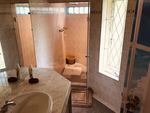 Shower, hair dryer, towels - Chisipite Watlow Garden  (Harare)