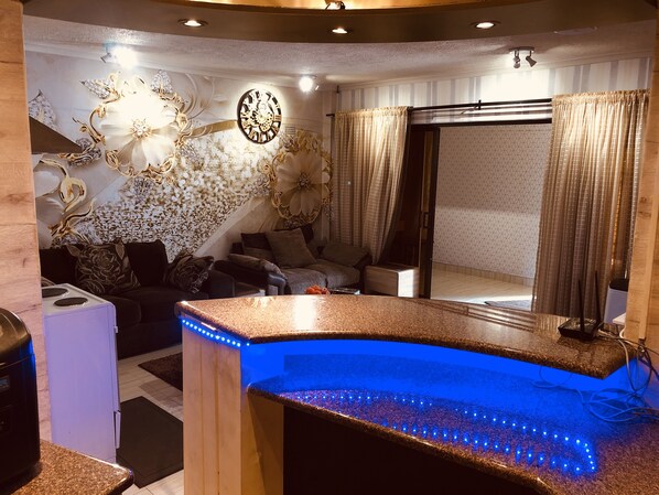 Unclassified image, 1 of 21, button