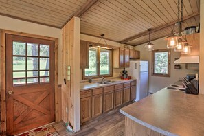 Fridge, microwave, stovetop, coffee/tea maker - Creekside Rapid City Cabin w/ Deck on 30 Acres! (Rapid City)