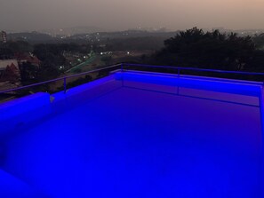 Piscina coperta, lettini