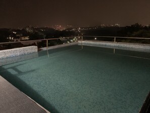 Kolam renang indoor, dengan kursi berjemur