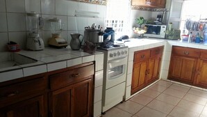 Een koffiezetapparaat/waterkoker, een koelkast, een magnetron, een oven