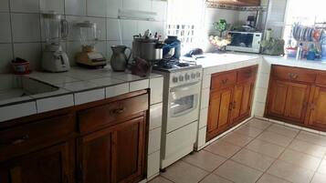 Lemari es, microwave, oven, dan kompor