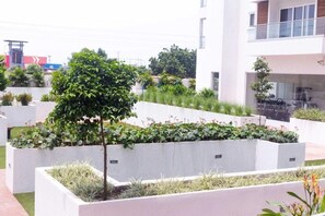 Property grounds - Luxury studio apartment less than 10minutes from the Airport. (Accra)