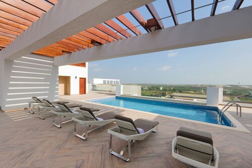 Luxury studio apartment less than 10minutes from the Airport.