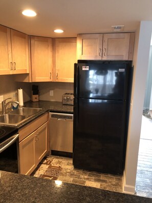 Een koelkast, een microgolfoven, een oven, een kookplaat