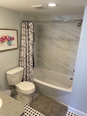 Ensemble douche/baignoire, papier toilette