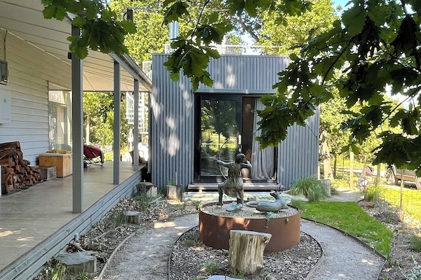 Side garden with statue