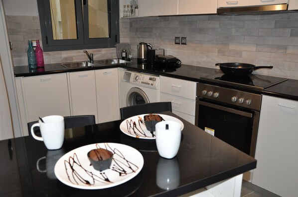 Enjoy cooking in this fully equipped kitchen with a washing machine and oven.