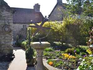 Property grounds - 2 bedroom accommodation in Helmsley (Helmsley)