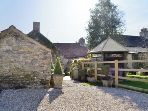 Gravelled patio area | Toad Hall, Helmsley - 2 bedroom accommodation in Helmsley (Helmsley)