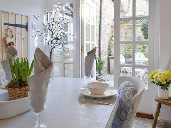 Dining - 2 bedroom accommodation in Helmsley (Helmsley)