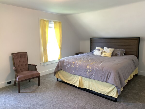 4 عدّة غرف نوم وواي فاي مجانًا وملاءات أسرّة