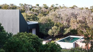 A modern house with a large deck and a swimming pool. - THE BACH - ST ANDREWS BEACH (St Andrews Beach)