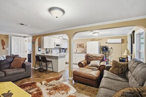 Smart TV - Beautiful, Relaxing, Spacious Cottage with view of Vermillion Bay! (Cypremort Point)