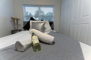 4 bedrooms, iron/ironing board, WiFi, bed sheets