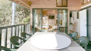 Villa – deluxe, 1 soverom, kjøkken, delvis havutsikt | Terrasse/patio