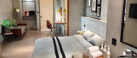 City House (Right) | 3 bedrooms, desk, soundproofing, free WiFi