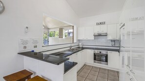 Mikroaaltouuni, uuni, liesi, astianpesukone